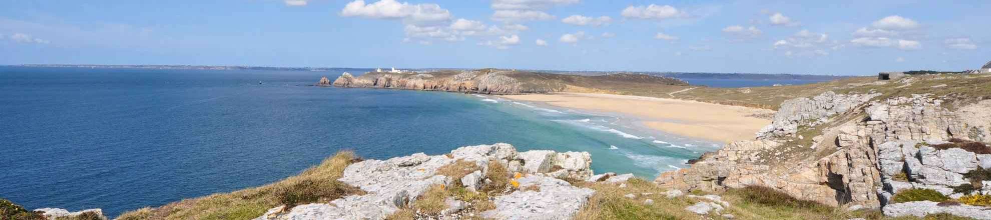 Vacation Brittany in Finistère, the sandy beach Pen Hat of Camaret-sur-mer is one of the most beautiful beaches of Brittany
