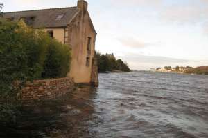 The cottage on the sea, at high tide